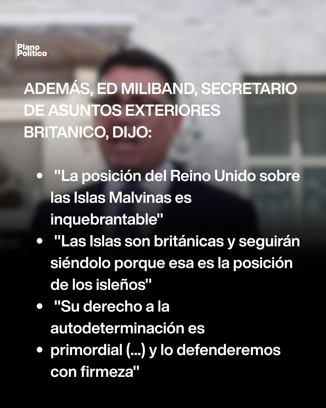Banderas de Argentina y Reino Unido frente a mapa de Islas Malvinas