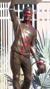 Estatua conmemorativa de Charlie Kirk vandalizada en Phoenix Arizona