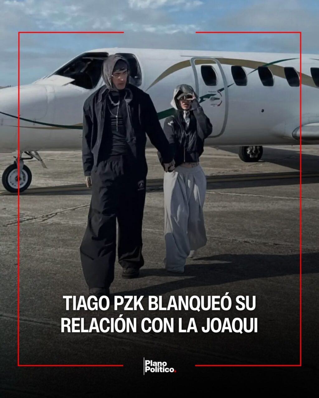 La Joaqui y su pareja tomados de la mano frente a un avión privado