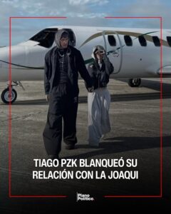 La Joaqui y su pareja tomados de la mano frente a un avión privado