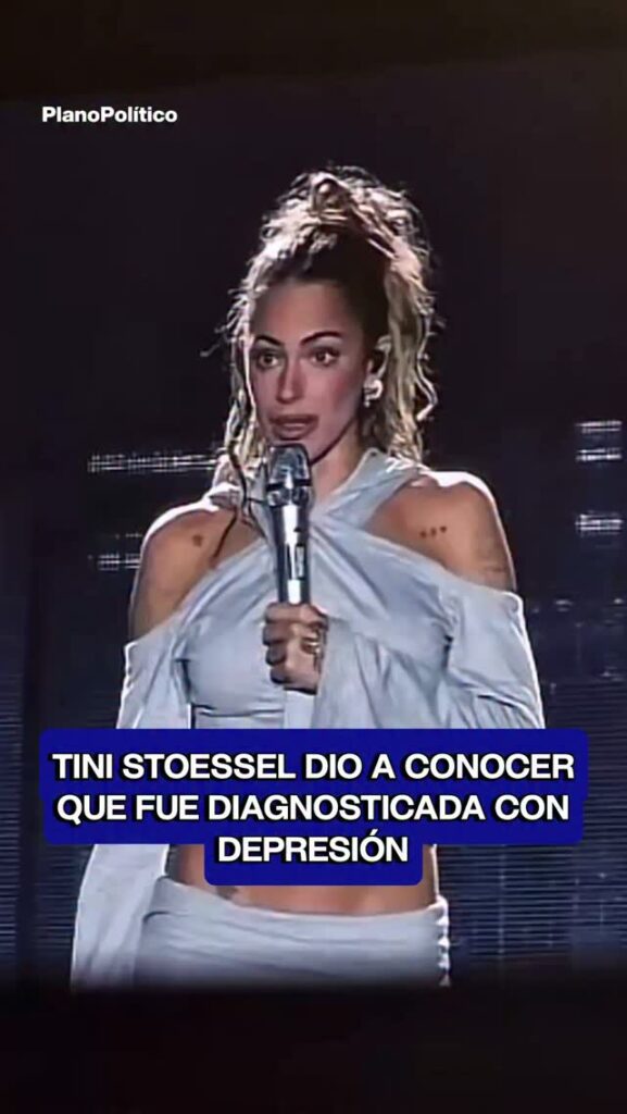Tini Stoessel en primer plano durante una presentación o evento público