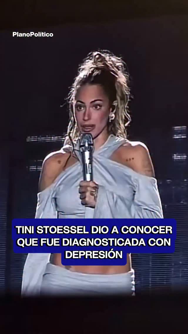 Tini Stoessel en primer plano durante una presentación o evento público