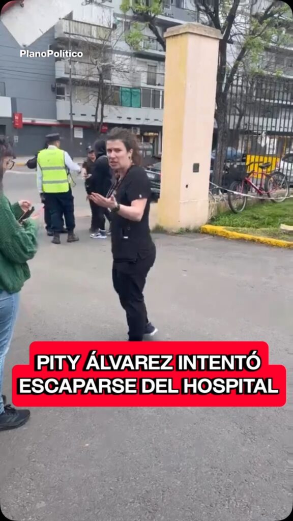 Patrullero policial frente al Hospital Tornú durante operativo de búsqueda