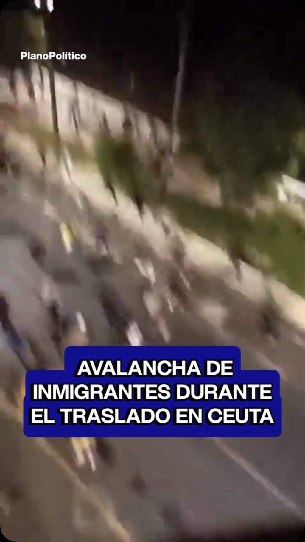 Efectivos policiales gestionando el traslado de un grupo de migrantes en Ceuta