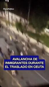 Efectivos policiales gestionando el traslado de un grupo de migrantes en Ceuta