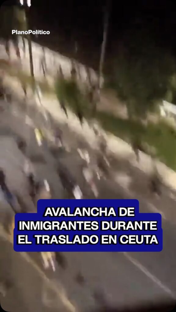 Efectivos policiales gestionando el traslado de un grupo de migrantes en Ceuta