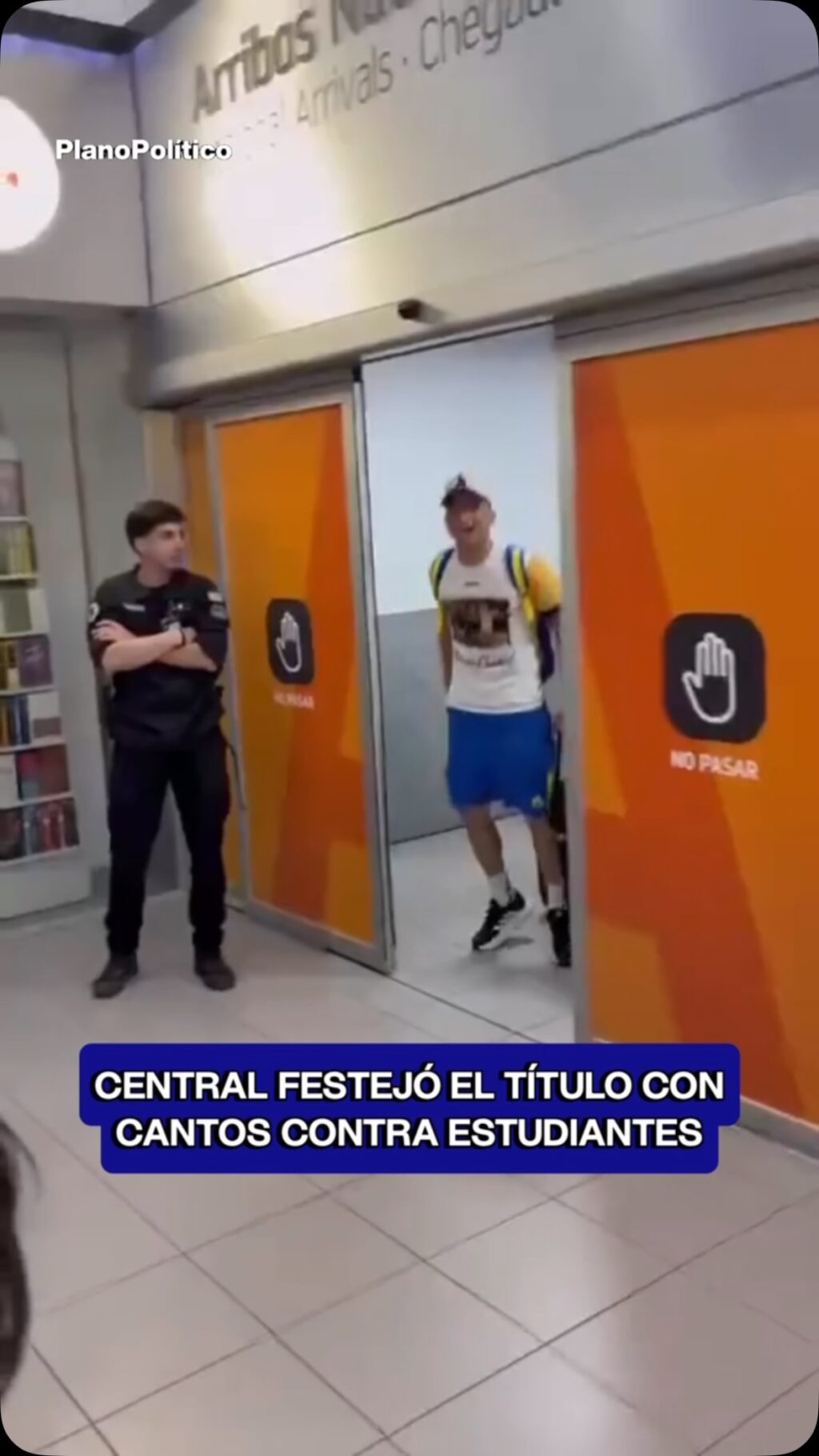 Jugadores de Rosario Central celebrando con el trofeo de la Supercopa Internacional rodeados de hinchas en el aeropuerto