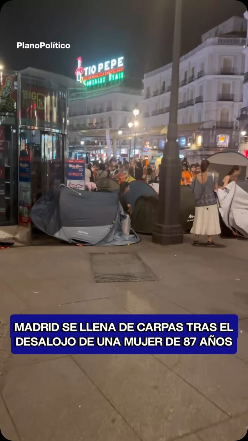 Tiendas de campaña instaladas en una calle de Madrid durante protesta por vivienda