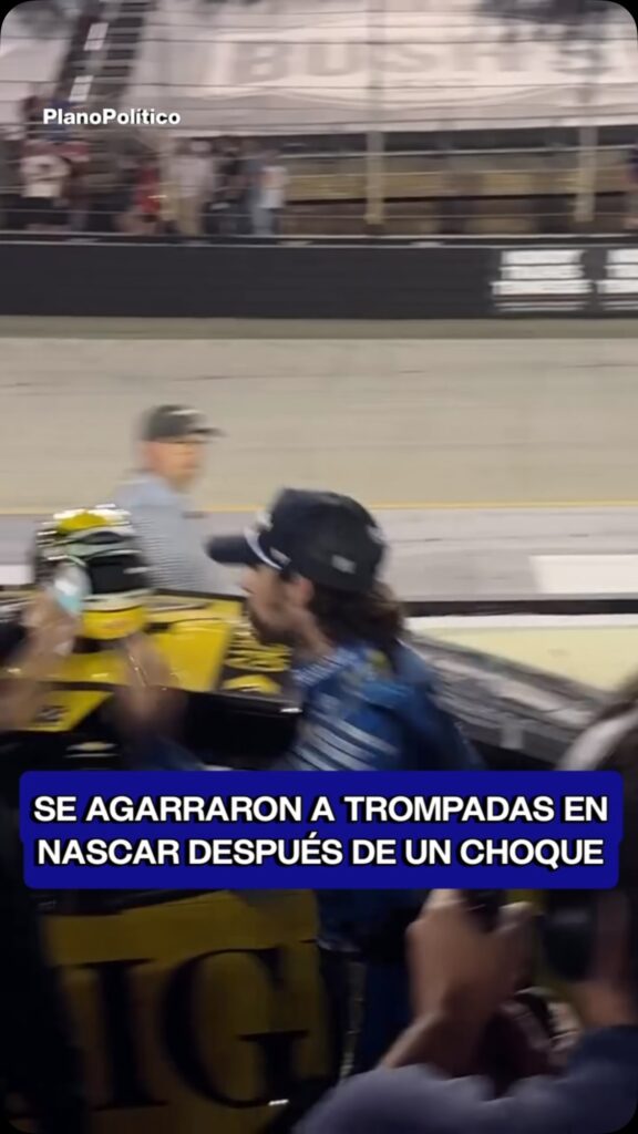 Dos pilotos de NASCAR enfrentándose físicamente en el área de boxes del circuito de Bristol