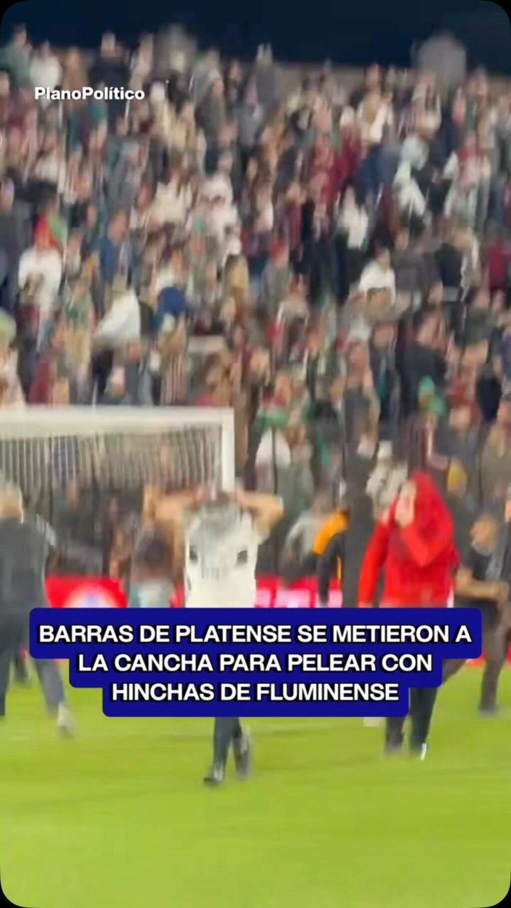 Corridas y enfrentamientos en el campo de juego del estadio de Platense