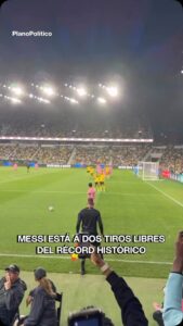 Lionel Messi ejecutando un tiro libre durante un partido de fútbol profesional