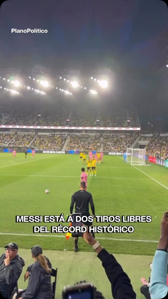 Lionel Messi ejecutando un tiro libre durante un partido de fútbol profesional