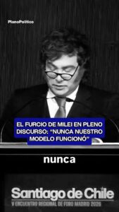 Javier Milei hablando en un atril durante el Foro de Madrid en Chile
