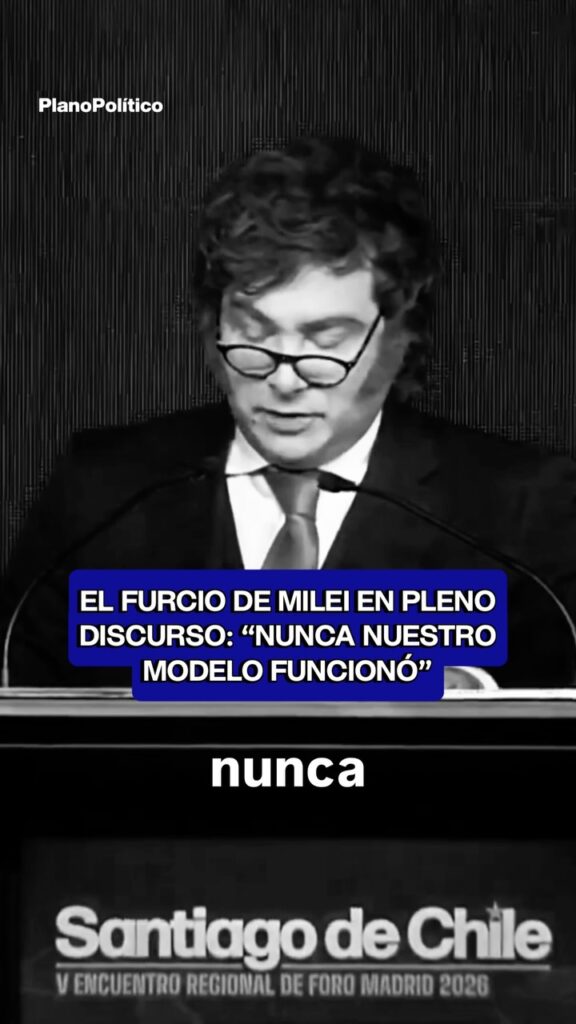 Javier Milei hablando en un atril durante el Foro de Madrid en Chile