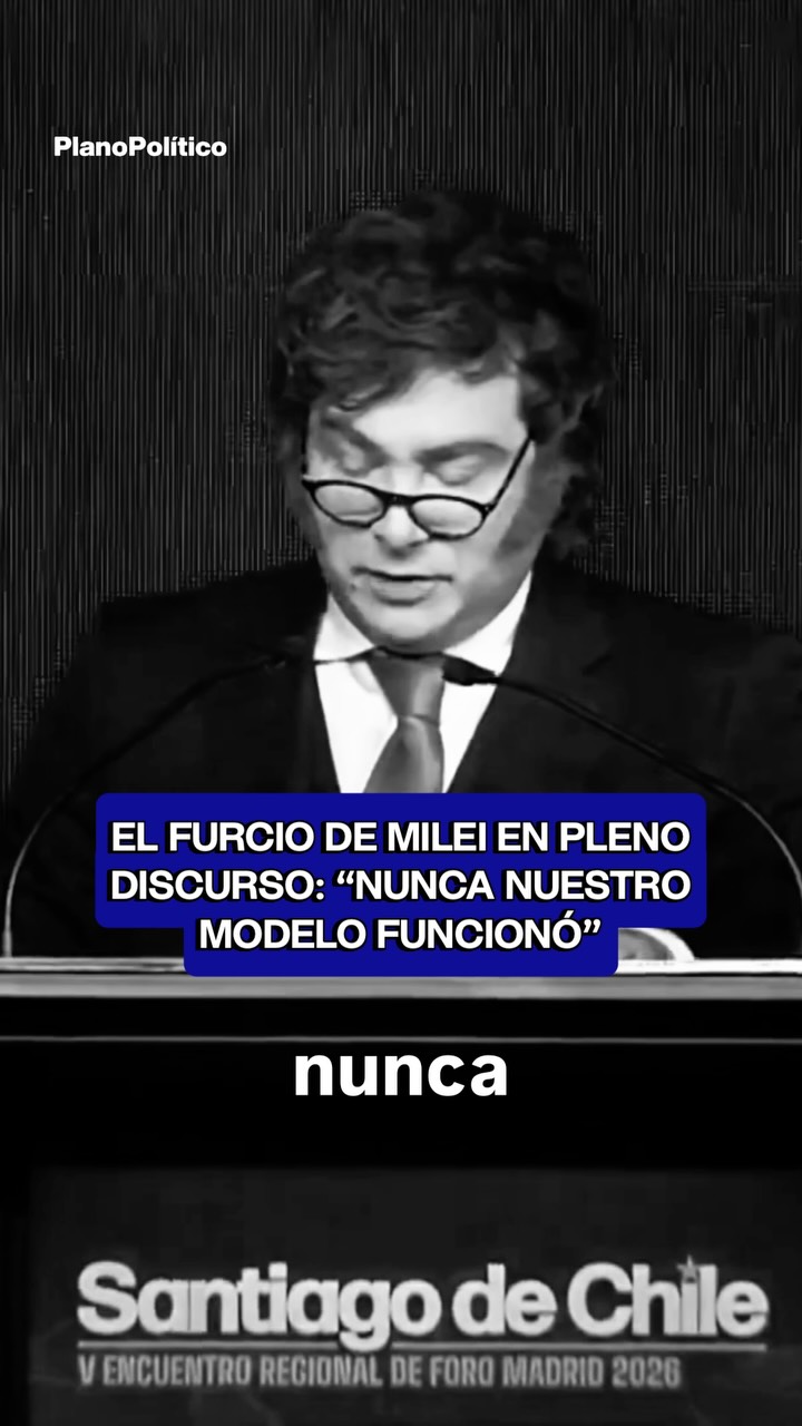 Javier Milei hablando en un atril durante el Foro de Madrid en Chile