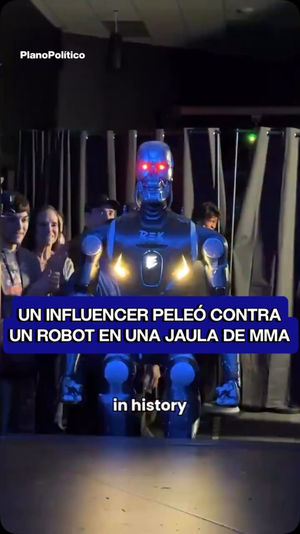 Influencer y robot con estética de Terminator en jaula de MMA durante combate de exhibición
