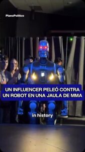 Influencer y robot con estética de Terminator en jaula de MMA durante combate de exhibición
