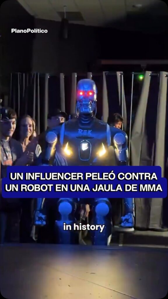 Influencer y robot con estética de Terminator en jaula de MMA durante combate de exhibición