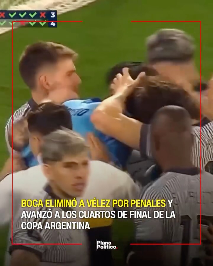 Arquero Álvaro Montero atajando un penal en definición decisiva