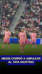 Lionel Messi abrazando a Gerardo Tata Martino antes de un partido de fútbol