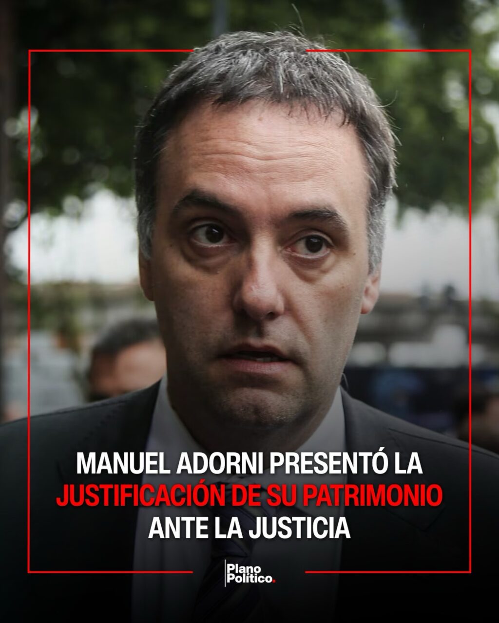Manuel Adorni en su despacho oficial presentando documentación judicial