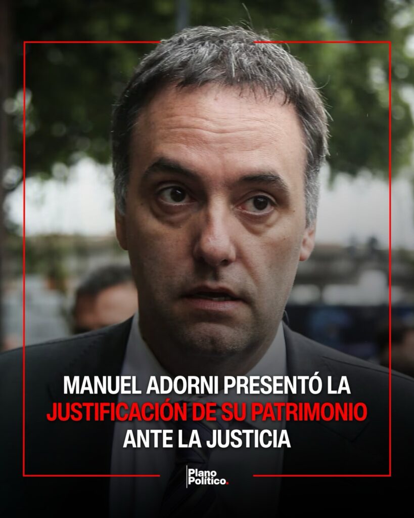 Manuel Adorni en su despacho oficial presentando documentación judicial