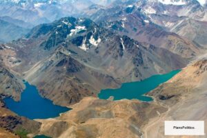 Cordillera de los Andes nevada con glaciares en la Patagonia argentina