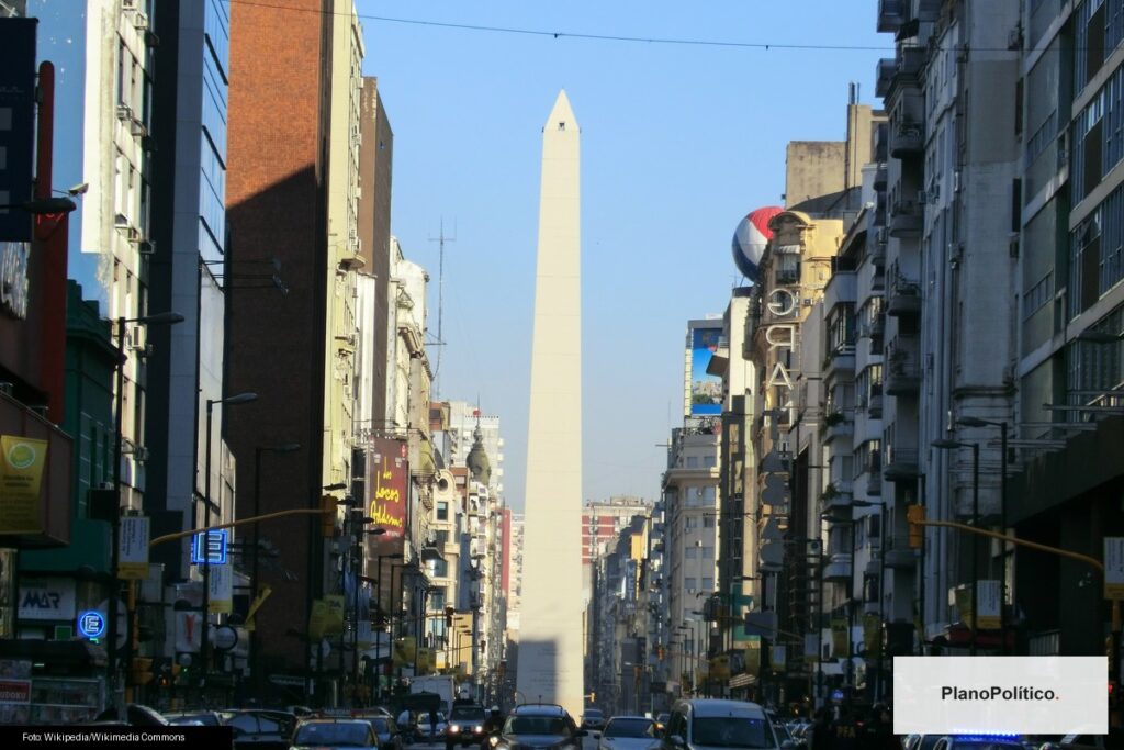 Avenida Corrientes de noche con multitud de personas caminando