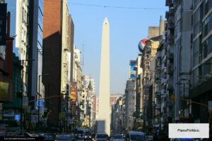 Avenida Corrientes de noche con multitud de personas caminando