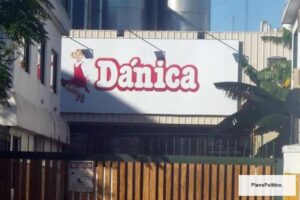 Almacén de barrio argentino tradicional con mostrador y productos en estantes