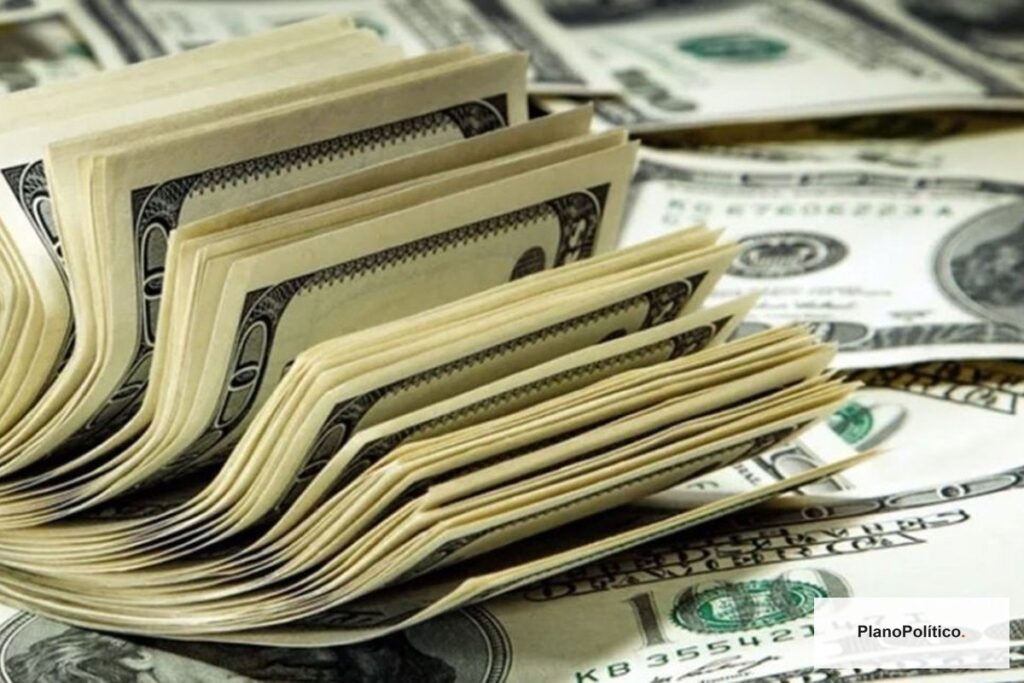 Billetes de dólar estadounidense y pesos argentinos en casa de cambio