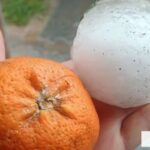Automóvil bajo tormenta de granizo en ruta argentina
