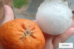 Automóvil bajo tormenta de granizo en ruta argentina