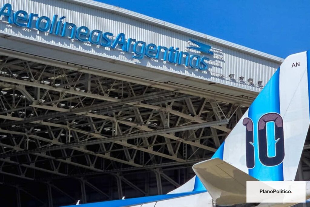 Avión de Aerolíneas Argentinas en aeropuerto, representando la compañía estatal