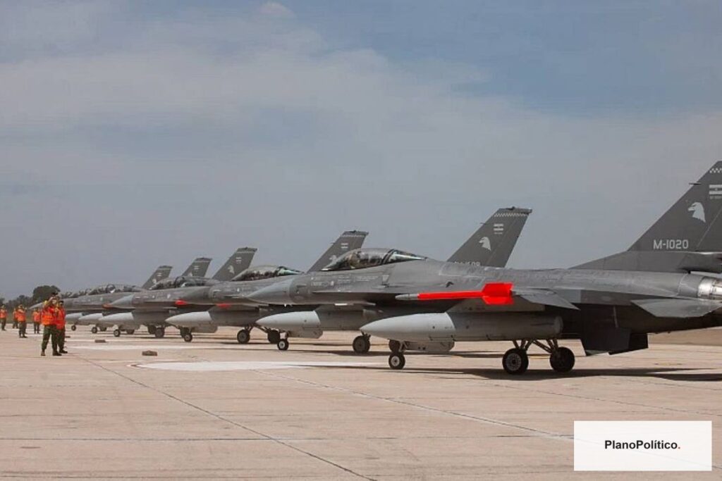 Avión de combate F-16 en vuelo sobre cielo despejado
