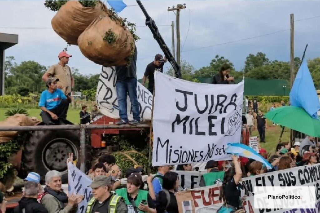 Tractores en protesta de productores yerbateros en Misiones Argentina