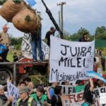 Productores yerbateros protestaron con un tractorazo durante la visita de Milei a Misiones