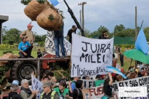 Tractores en protesta de productores yerbateros en Misiones Argentina