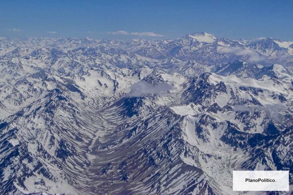 Vista aérea de la Cordillera de los Andes cubierta de nieve