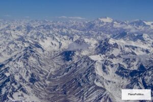 Vista aérea de la Cordillera de los Andes cubierta de nieve