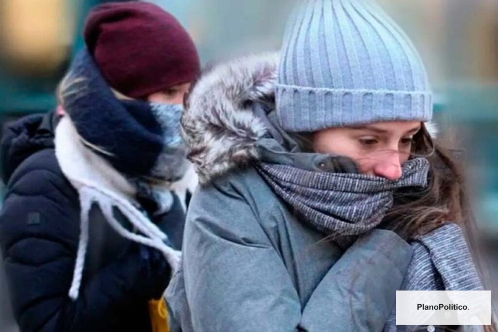 Termómetro marcando bajas temperaturas en día de helada invernal