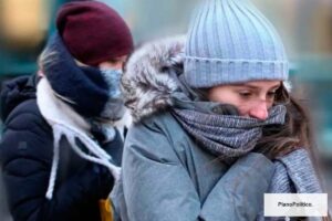 Termómetro marcando bajas temperaturas en día de helada invernal