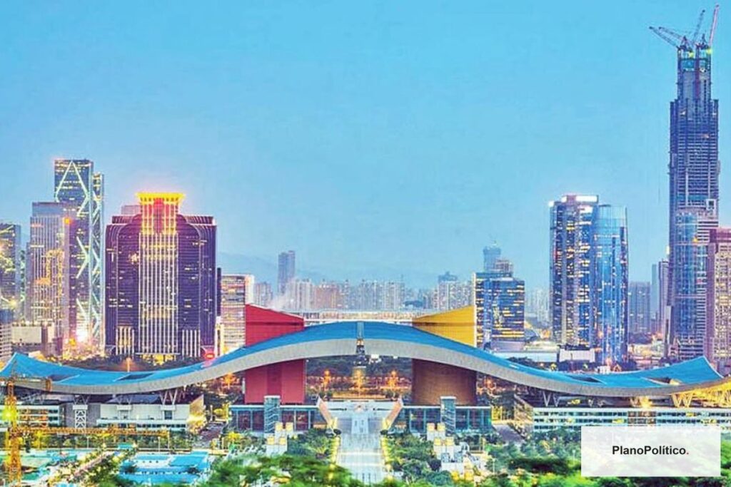 Skyline moderno de Shenzhen con rascacielos y desarrollo urbano