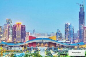 Skyline moderno de Shenzhen con rascacielos y desarrollo urbano