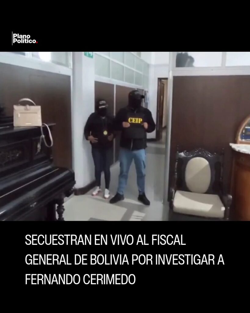 Agentes policiales bolivianos durante la detención del fiscal Roger Mariaca en operativo cuestionado