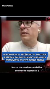 Diputado siendo asaltado en la vía pública durante entrevista filmada