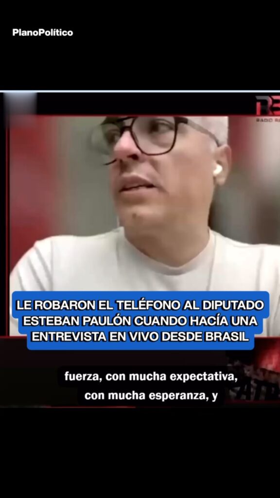 Diputado siendo asaltado en la vía pública durante entrevista filmada