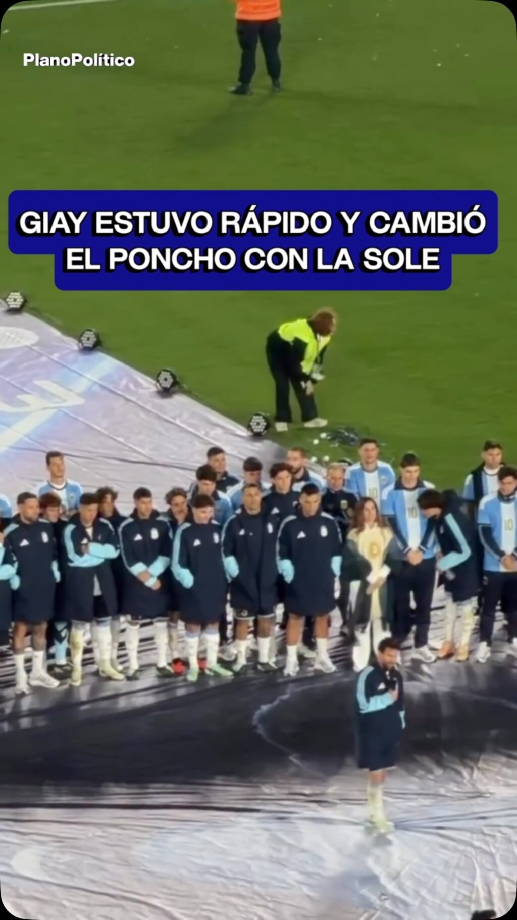 Nicolás Tagliafico y La Sole durante el intercambio de ponchos en un evento