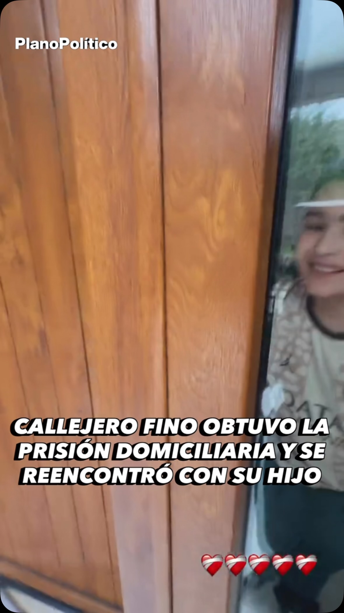 Callejero Fino abrazando a su hijo Karim en su domicilio de Pilar