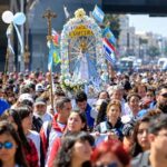Multitud de peregrinos caminando hacia la Basílica de Luján en la histórica peregrinación juvenil